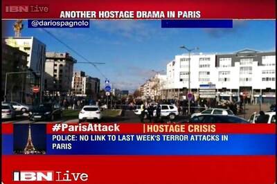 Paris gunman arrested, hostages freed