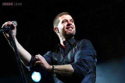 Robin Thicke buys Halloween gifts for girls