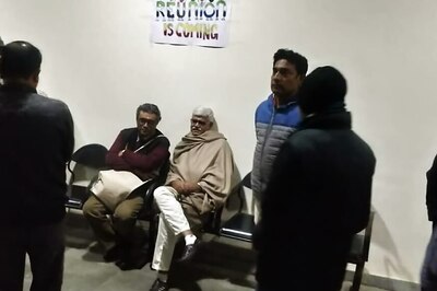 BJP MP Swapan Dasgupta Confined for Hours at Visva Bharati as SFI Activists Stall Lecture on CAA