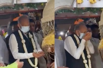 Viral Video of Ashok Gehlot Drinking Holy Water While Wearing Mask Leaves Netizens in Splits