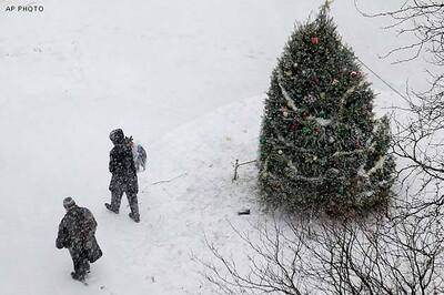 US: Snow buries parts of Northeast, flights cancelled