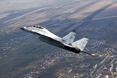 Russian fighter jets fly near American warship