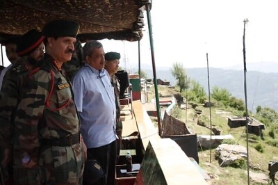 Parrikar visits forward areas along LoC, reviews security situation