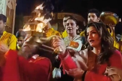 Raveena Tandon Performs Ganga Aarti, Sings Bhajans in Rishikesh Ahead of Diwali; Video Goes Viral