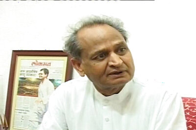 Ashok Gehlot accuses Vasundhara Raje of playing regionalism game