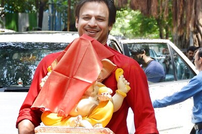 Snapshot: Vivek Oberoi, Rishi Kapoor bring Ganpati home