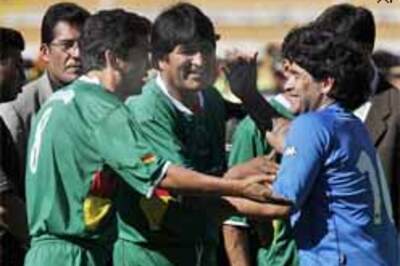 Maradona shows his skills in high-altitude soccer match