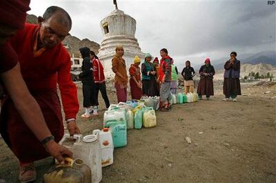 Hope of finding survivors dims, Pak help sought