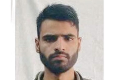 Meet Umer Ahmad Ganie, 19-year-old Labourer from Kashmir's Pulwama Who Cracked NEET UG 2023