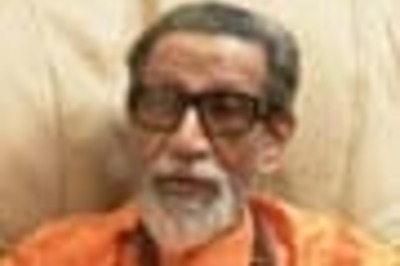 Bal Thackeray slams BJP for 'tie up' with Cong
