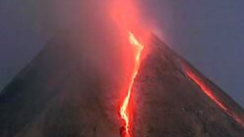 Mount Merapi emits smoke, fuels panic