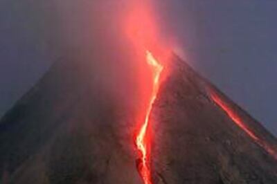 Mount Merapi emits smoke, fuels panic