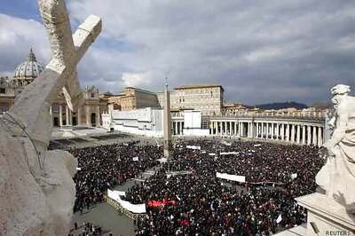 Thousands gather to hear Pope's last Sunday prayer