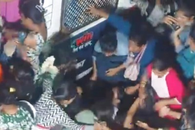 Stampede-Like Situation At Thane Station As Women Try Boarding Train After Storm, Rain | WATCH