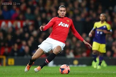 Manchester United defender Chris Smalling extends contract to 2019