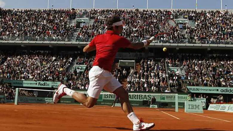 Injured Azarenka pulls out, Federer advances