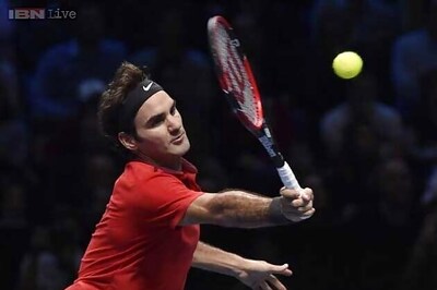 Roger Federer hangs tough to set up Djokovic showdown