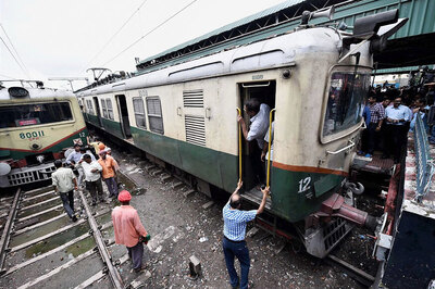 Mumbai's 'Lifeline' Local Trains Stopped Till March 31 as Maharashtra Sees Sharp Rise in COVID-19 Cases