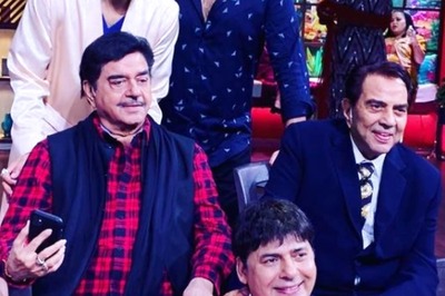 The Kapil Sharma Show: Sudesh Lehri Gets Blessings from Dharmendra, Shatrughan Sinha