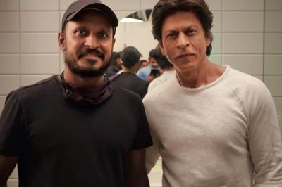 Shah Rukh Khan Hides His Face From Paparazzi Once Again but Happily Poses for Pic With Fan, Check