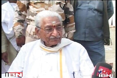 Ashok Singhal seconds Modi's 'agent of Pak' jibe against Kejriwal