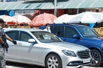 Mukesh Ambani Spotted in His Bulletproof Mercedes S600 Guard, Watch Video