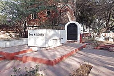 BJP MP Steps in to Repair Grave of India-Pakistan War Hero Near Jamia