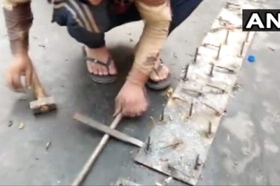 Iron Nails Fixed on Roads at Ghazipur Border Not Removed, Only 'Repositioned', Says Delhi Police