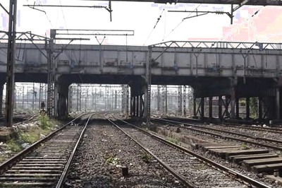 Mumbai: Indian Railways Traffic to be Hit as 27-hour Mega Block Begins Today For Demolition of Carnac Bridge
