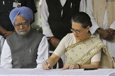 Sonia discusses Cabinet reshuffle with Manmohan