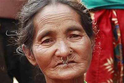 Nepal quake victims trek through mountains to get needed aid