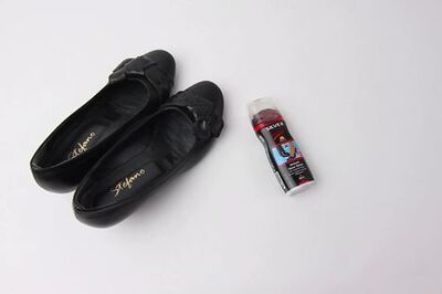 How to Shrink Leather Shoes