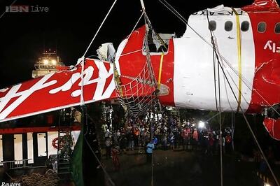 Indonesian divers recover bodies from near crashed AirAsia jet fuselage