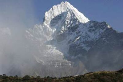 Nepal govt meets at Everest to press green message