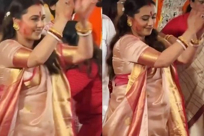 Rani Mukerji Revels In Sindoor Khela, Dances To Beats Of Dhaak On Bijaya Dashami, Watch Video