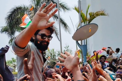Allu Arjun Gets Mobbed, Showered With Flowers As He Reaches Vizag For Pushpa 2 Shoot Schedule