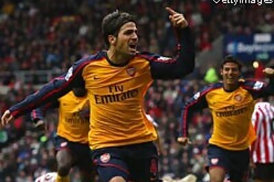 Fabregas rescues Arsenal, Manchester United win away