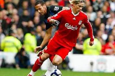 Torres helps earn Liverpool victory over Man U