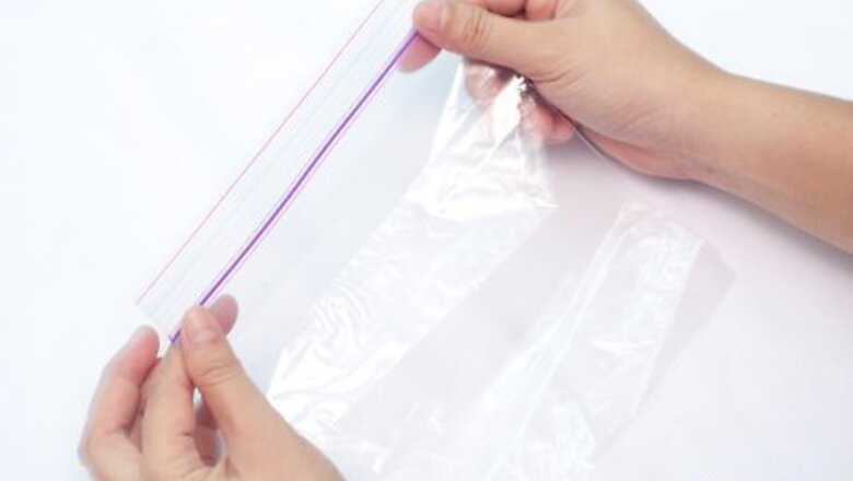 How to Kill Gnats Using a Ziplock Freezer Bag