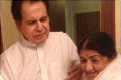 Dilip Kumar is Overjoyed to Hear 'Choti Behen' Lata Mangeshkar is Back Home from Hospital