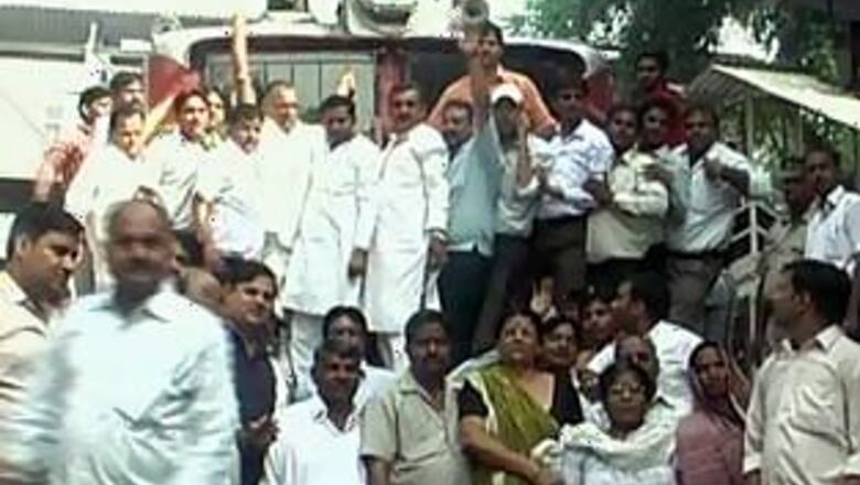 Lawyers stop trains at Agra