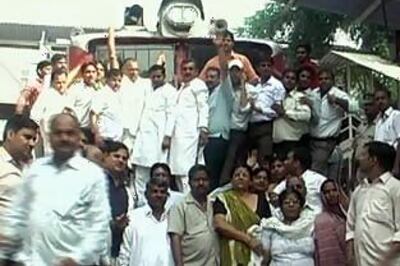 Lawyers stop trains at Agra