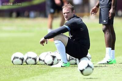 Jose Mourinho gives Wayne Rooney 48 hours to decide