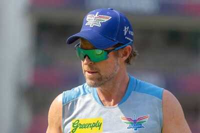 WATCH: Jonty Rhodes Offers Helping Hand to Ground Staff After Rain Arrives During LSG vs CSK