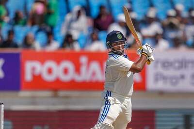 4,4,4,4,4: Sarfaraz Khan Hits Five Boundaries in a Row in an Over of India Fast Bowler; Watch