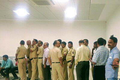 Axis Bank Starts Special Money Service For Cops Maintaining Order in Queues