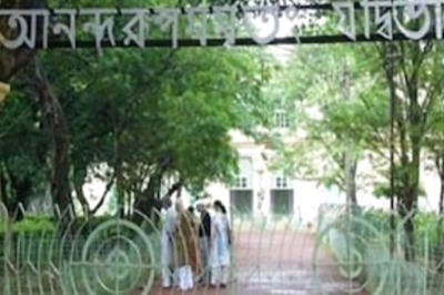 Visva Bharti Students go on Hunger Strike, Wish VC with Flowers in Teachers' Day