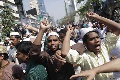 Bangladesh: Protesters clash with police over blasphemy law