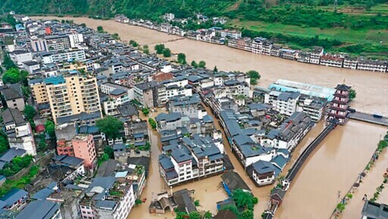 People stranded on rooftops by rain, flooding in China
