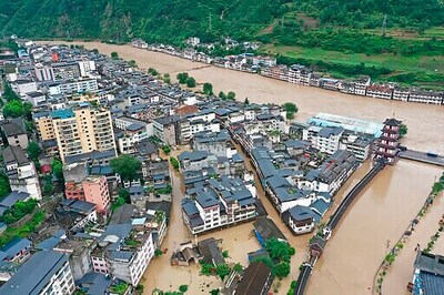 People stranded on rooftops by rain, flooding in China